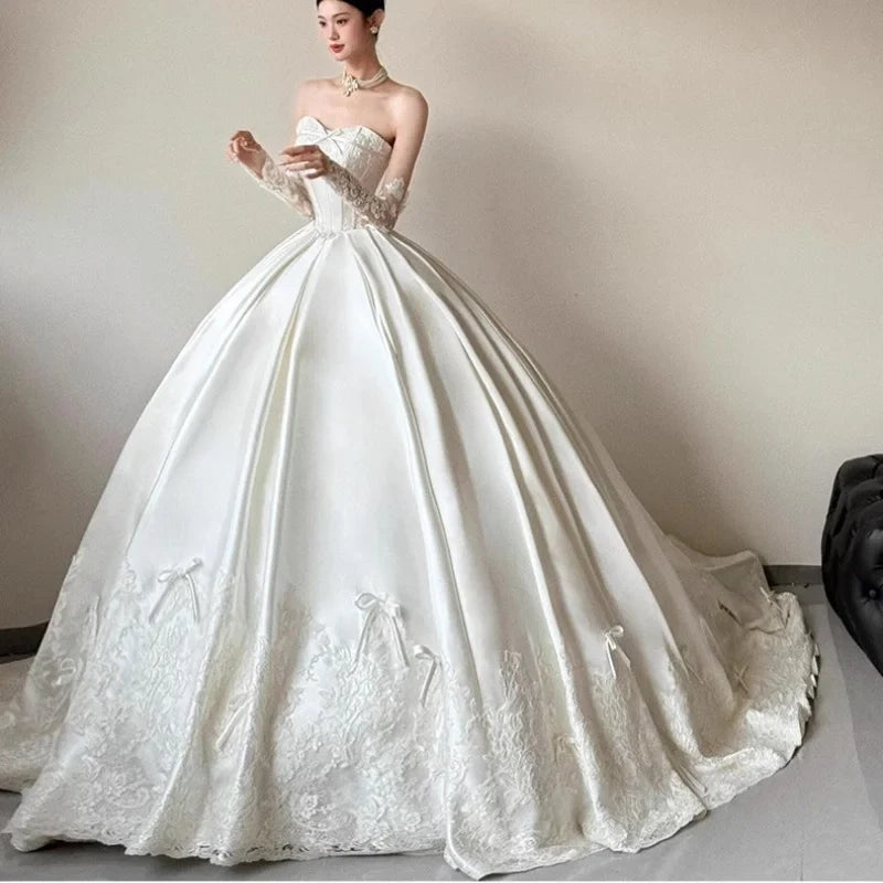 Customized Luxury Elegant Ivory Satin Bridal Gown Strapless Sleeveless Wedding Dresses