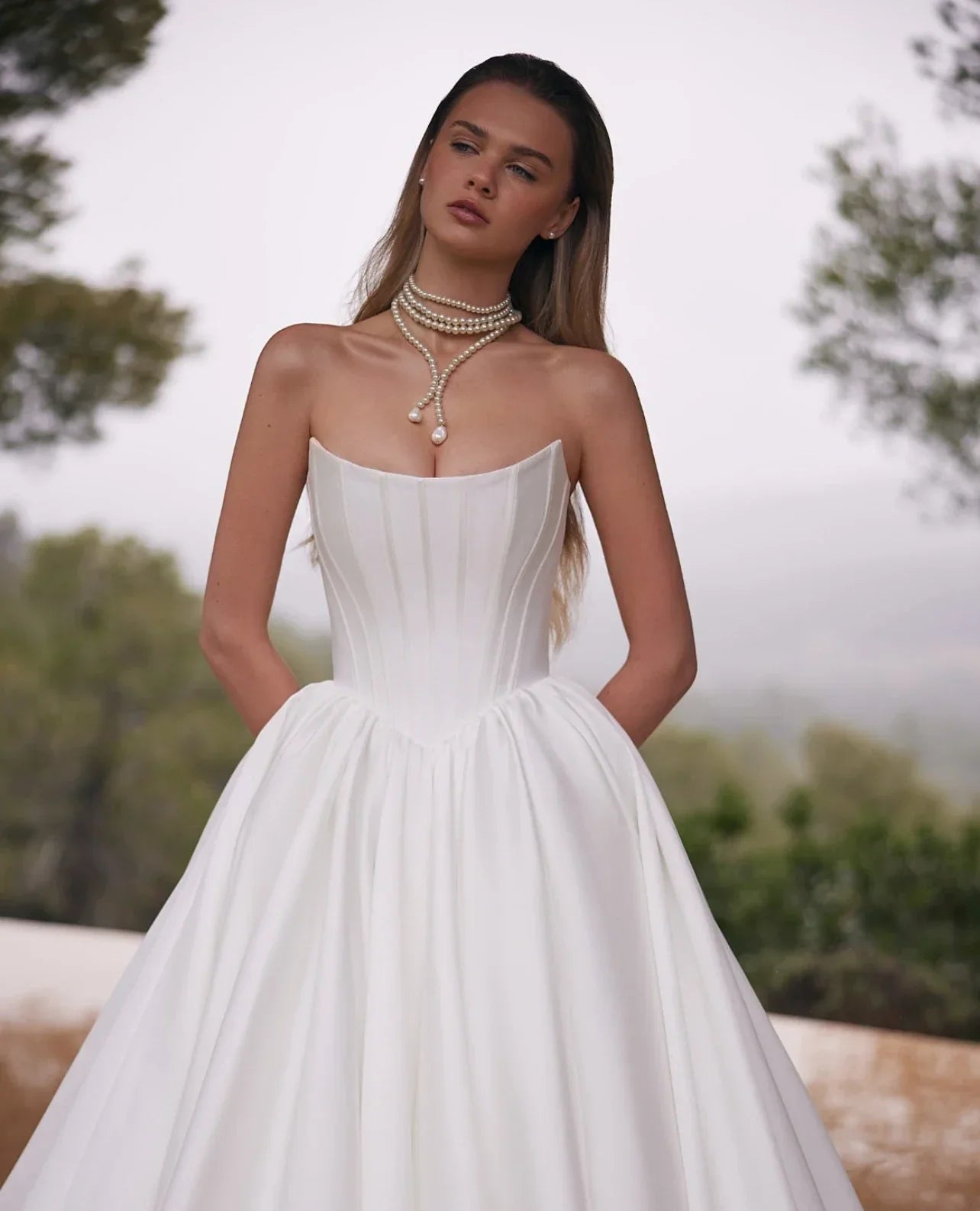 Customized Luxury Satin Wedding Dress Sweetheart Neck Sleeveless Pleated Skirt Princess