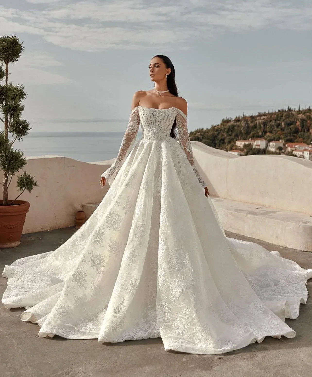 Customized Elegant Lace Princess Style Wedding Long Sleeve Gown Dress
