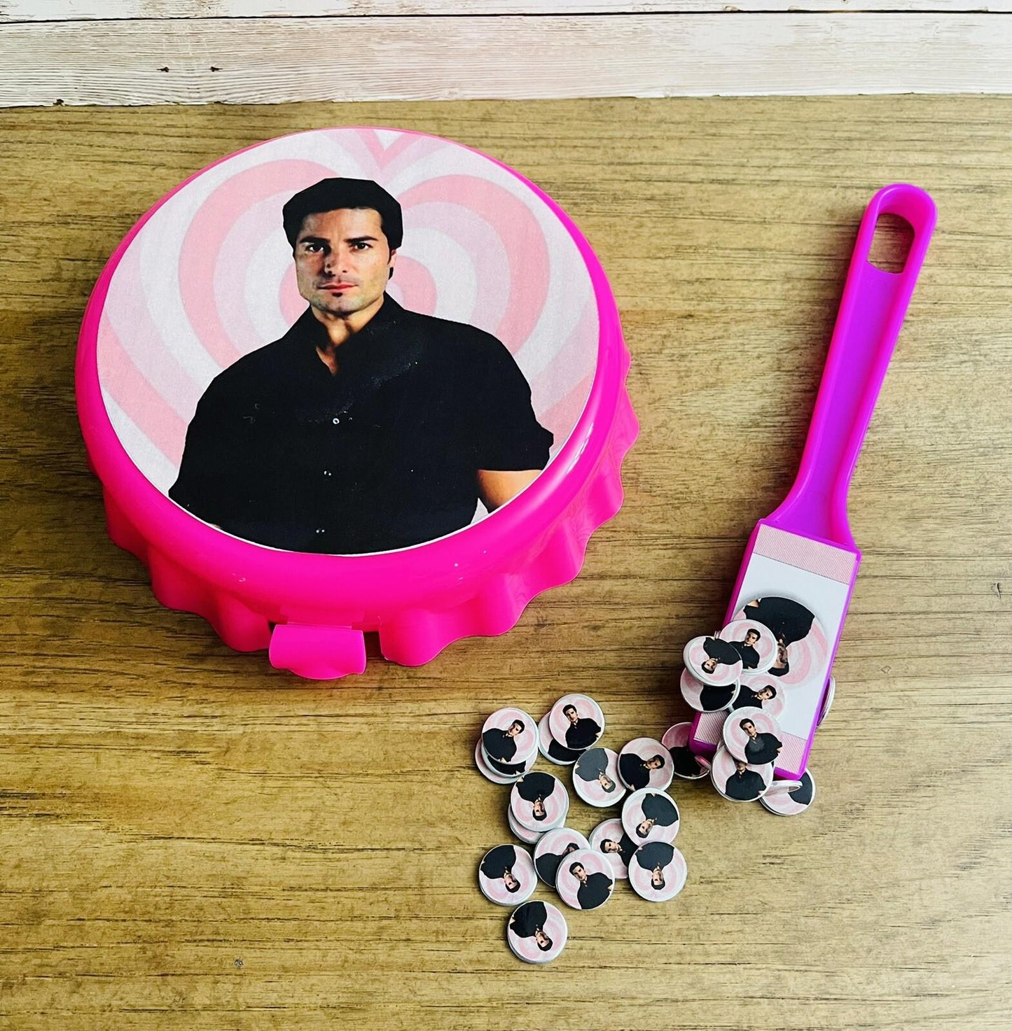 Fichero De Loteria Con Pala Magnética Y 50 Fichas De Chayanne Monedas/Fichas